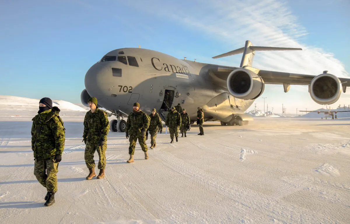 Deployed members of Operation Nunalivut, a Canadian Armed Forces operation to show an Arctic presence, disembark a CC-177 Globemaster aircraft at Resolute Bay airport in Nunavut on March 2, 2018. (Petty Officer Second Class Belinda Groves, Task Force Imagery Technician)