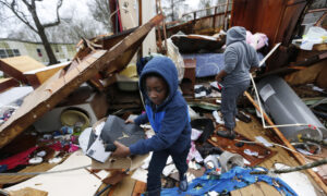 Bad Weather Moves Into Eastern States; 5 Dead in South