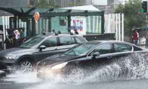 Heavy Rain Drowns out NSW Fires, Official Says City Roads May Flood