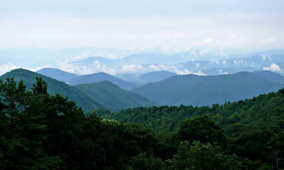 Clouds breaking up after a rainy morning in the Blue Ridge Mountains on July 2, 2007.  KenThomas.us/Wikimedia Commons