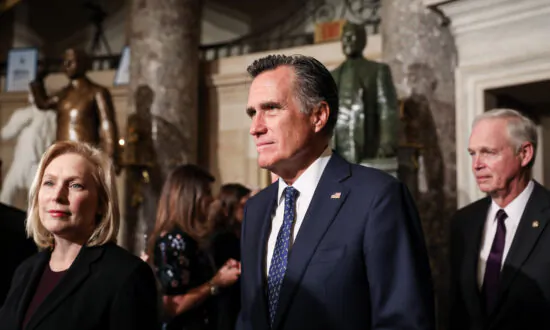 Romney, Murphy Introduce Bill to ‘Reorient Our Global Pandemic Response’