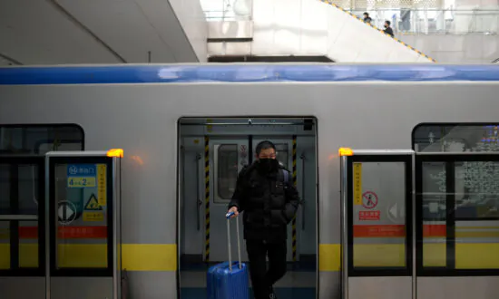 China Firms Cut Staff on Virus Outbreak as Xi Vows No Large-Scale Layoffs
