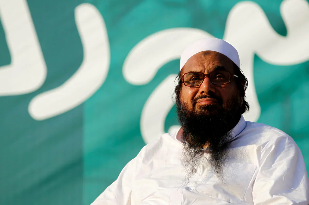 Hafiz Muhammad Saeed, chief of the banned Islamic charity Jamat-ud-Dawa, looks over the crowd as they end a "Kashmir Caravan" from Lahore with a protest in Islamabad, Pakistan, on July 20, 2016. (Caren Firouz/Reuters/File Photo)