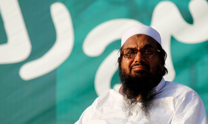 Hafiz Muhammad Saeed, chief of the banned Islamic charity Jamat-ud-Dawa, looks over the crowd as they end a "Kashmir Caravan" from Lahore with a protest in Islamabad, Pakistan, on July 20, 2016. (Caren Firouz/Reuters/File Photo)