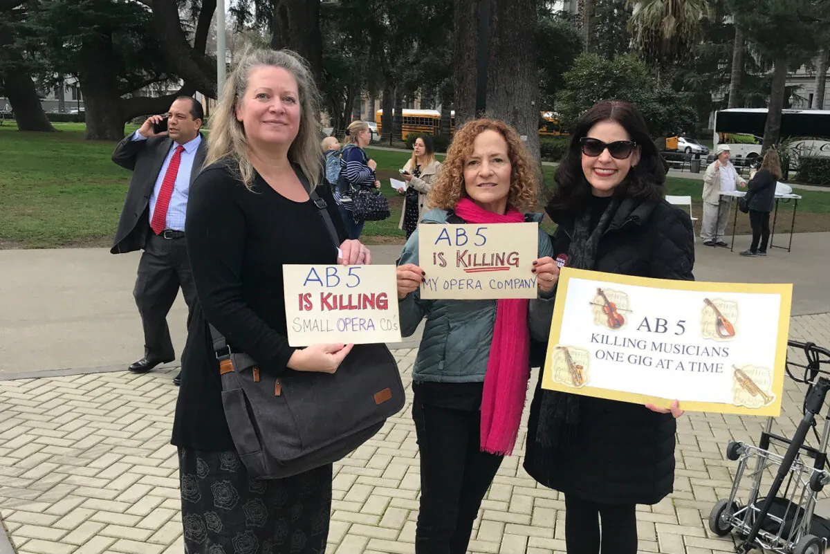 Sylvia Amorino (R) protests California's Ab 5 law, which mandates businesses hire employees instead of contractors. (Courtesy of Sylvia Amorino)