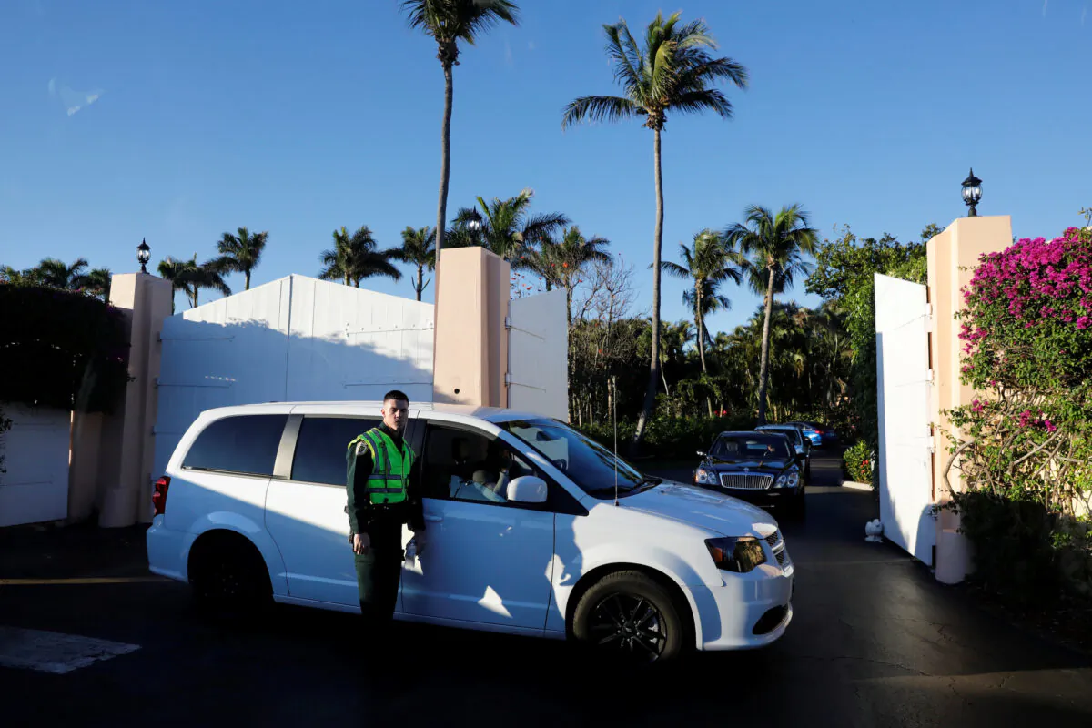 A sheriff's deputy stands at the entrance to U.S. President Donald Trump's Mar-a-Lago estate in Palm Beach, Florida, U.S., on Feb. 2, 2020. (Yuri Gripas/Reuters)
