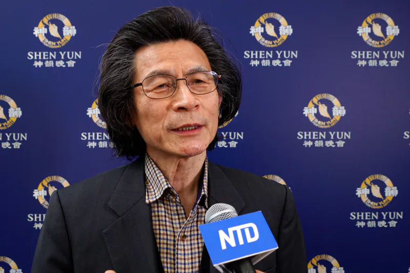 Seol Sooseok, director of Gyeongnam Dance Troupe and chairman of South Korea’s Preservation Association of the Wenchang Festival Game, enjoyed the Shen Yun performance at the 3.15 Arts Center in South Korea’s Changwon City on Feb. 15, 2020. (Quan Jing-lin/The Epoch Times)