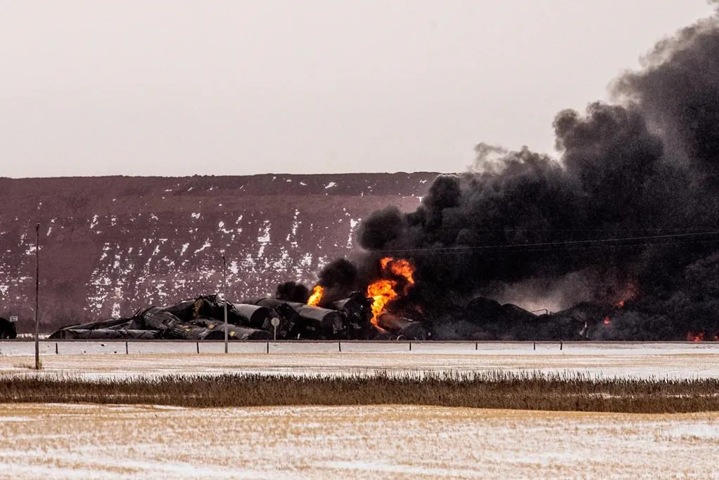 Smoke billows up from a derailed Canadian Pacific Railway train near Guernsey, Sask., on Feb. 6, 2020. (Matt Smith/Canadian press)
