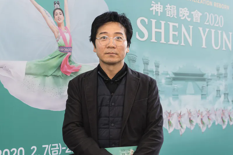 Kang Manho, famous South Korean conductor and director of GyeongNam Philharmonic Orchestra, enjoyed the Shen Yun Performance at the 3.15 Arts Center. in South Korea’s Changwon City, on Feb. 16, 2020. (Quan Jing-lin/The Epoch Times)