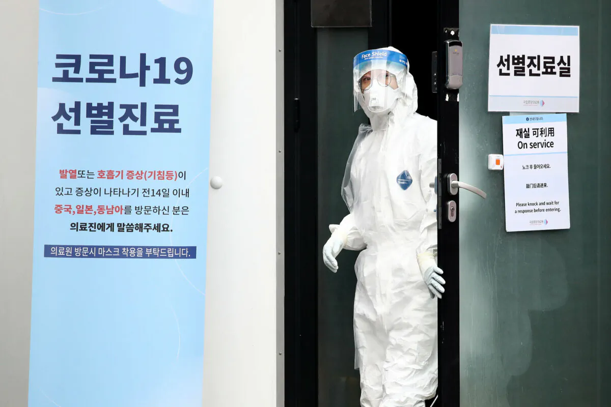 A medical professional is seen at a preliminary testing facility at the National Medical Center where patients suspected of contracting coronavirus (COVID-19) are assessed in Seoul, South Korea on Feb. 21, 2020. (Chung Sung-Jun/Getty Images)