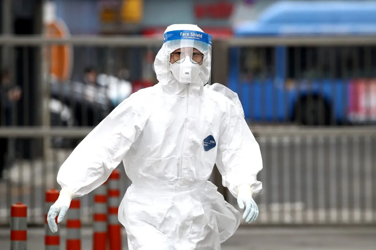 A medical professional is seen at a preliminary testing facility at the National Medical Center, where patients suspected of contracting coronavirus (COVID-19) are assessed, in Seoul, South Korea on Feb. 21, 2020. (Chung Sung-Jun/Getty Images)