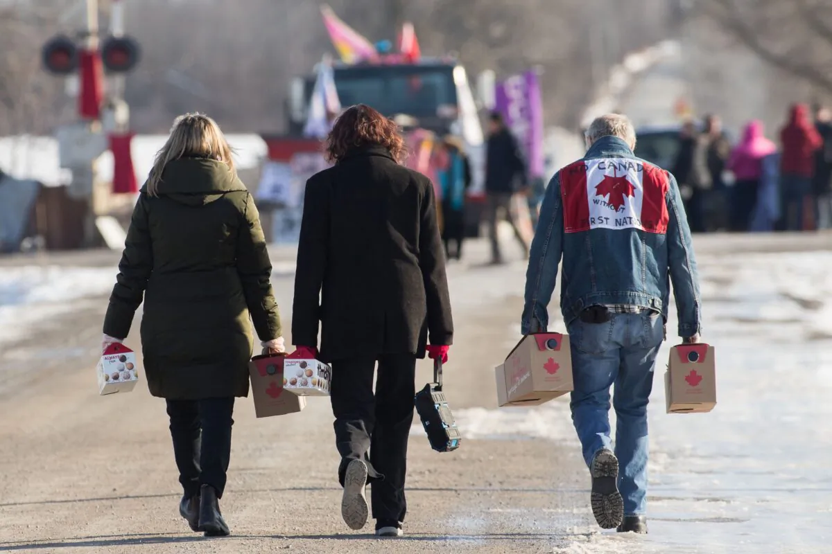 Supporters bring supplies to protesters at a rail blockade in Tyendinaga, Ont., on Feb. 17, 2020, in solidarity with the Wet'suwet'en hereditary chiefs opposed to the LNG pipeline in northern British Columbia. (The Canadian Press/Lars Hagberg)