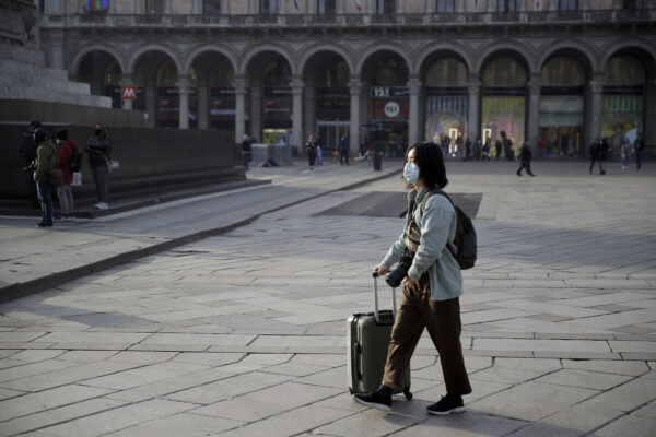 A woman wearing a sanitary mask in Itay