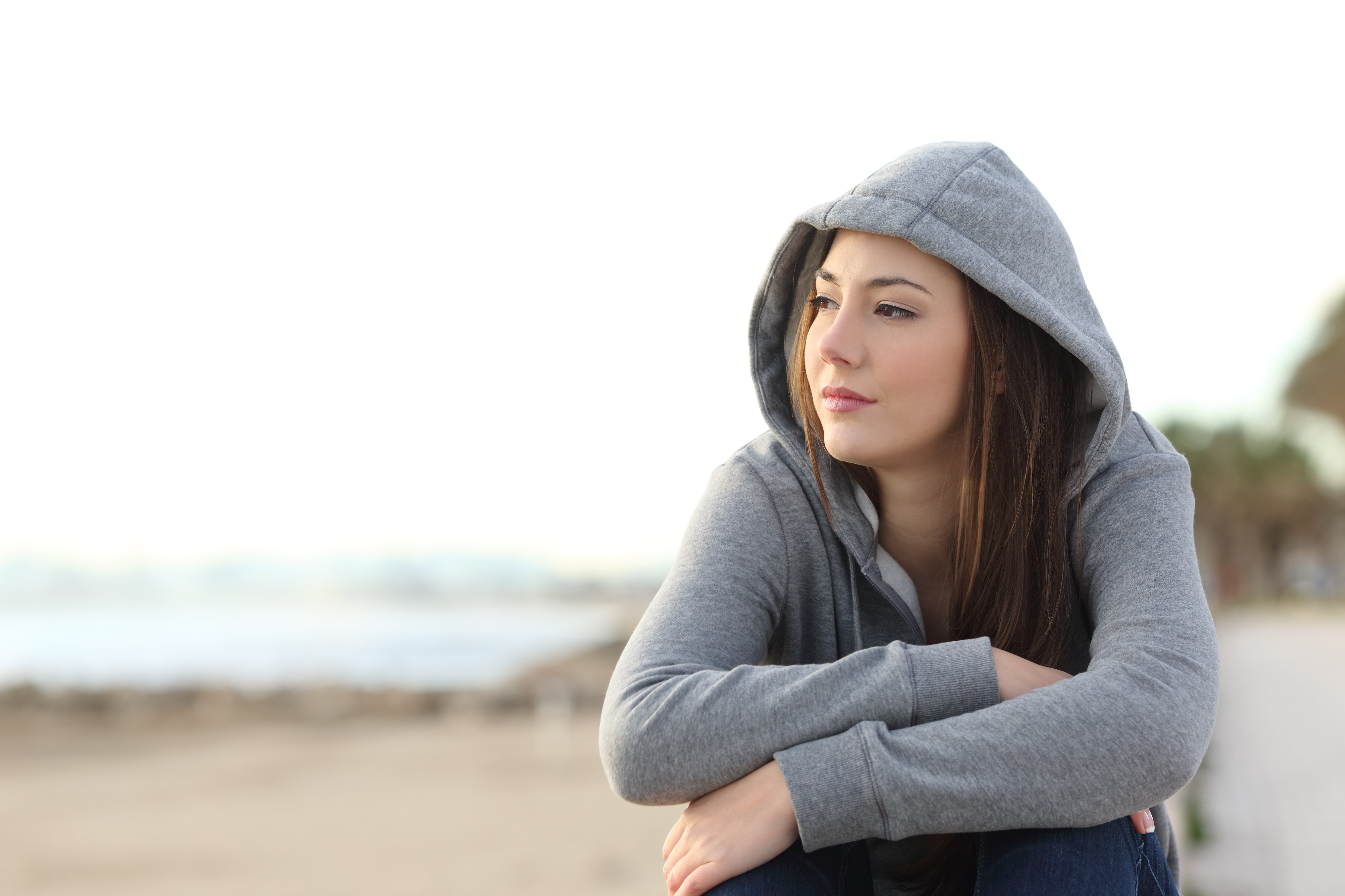 She is looking at the picture. Девушки подростки. Задумчивая девочка подросток. Задумчивая девушка подросток. Фото девочки подростка задумчивого.