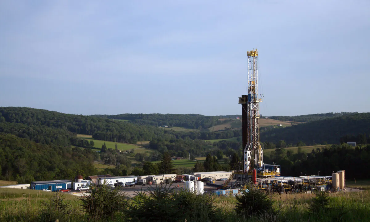 A fracking rig in a rural town in Pennsylvania on July 11, 2013. (James Smith/The Epoch Times)