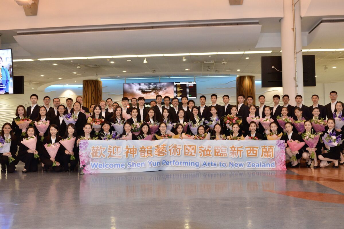 Shen Yun Performing Arts arrives in Auckland, New Zealand. (Zhang Jun/The Epoch Times)