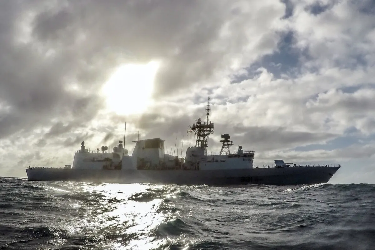 Her Majesty’s Canadian Ship (HMCS) Vancouver participates in a Passex with Her Majesty’s Australian Ship (HMAS) Toowoomba during Operation Projection Asia Pacific in the Timor Sea, May 28, 2018. (Master Corporal Brent Kenny, MARPAC Imaging Services ET01-2018-0150-226)