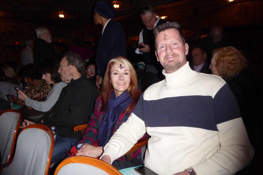 Kevin and Susan Van Sloten share their sense of the performance during the intermission of Shen Yun Performing Arts at Merriam Theater in Philadelphia, on Ash Wednesday.  (Frank Liang/The Epoch Times)