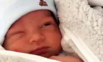 Aunt Notices Baby Pretending to Be Asleep–but When She Starts Filming, Baby’s Next Move Is Amazing