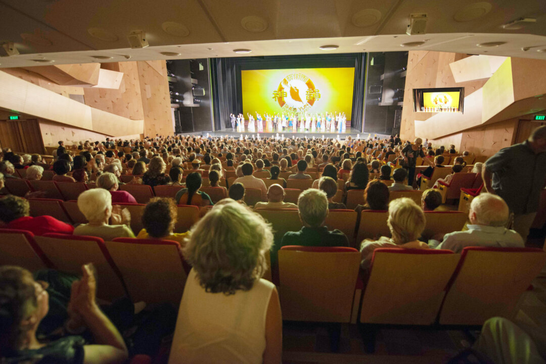 Shen Yun Performing Arts' curtain call at the Kiri Te Kanawa Theatre, Aotea Center, Auckland, New Zealand, on Feb. 29, 2020. (The Epoch Times)