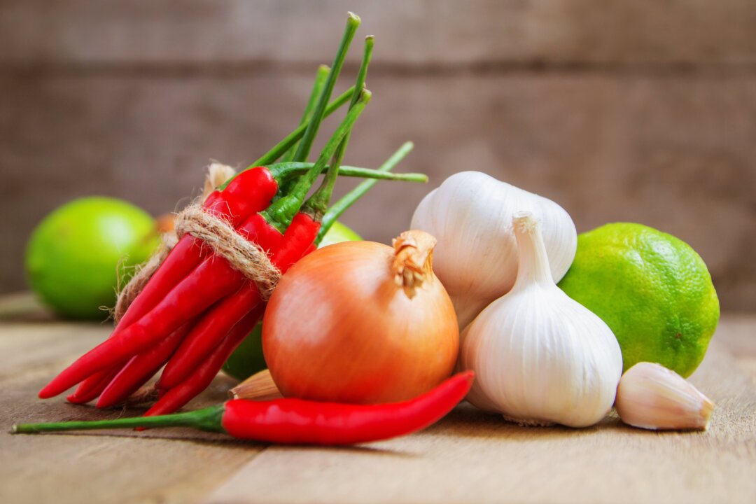 Onions, garlic and peppers have properties that can help keep your blood circulating well. (NUM LPPHOTO/Shutterstock)