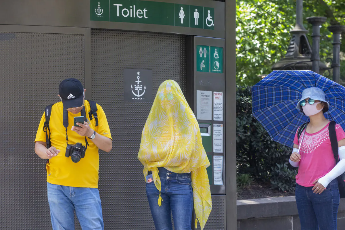 People in Sydney's CBD are seen wearing masks and coverings on Jan. 31, 2020 in Sydney, Australia. (Jenny Evans/Getty Images)