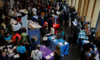 US Services Sector Growth Accelerates; Private Payrolls Rise Solidly