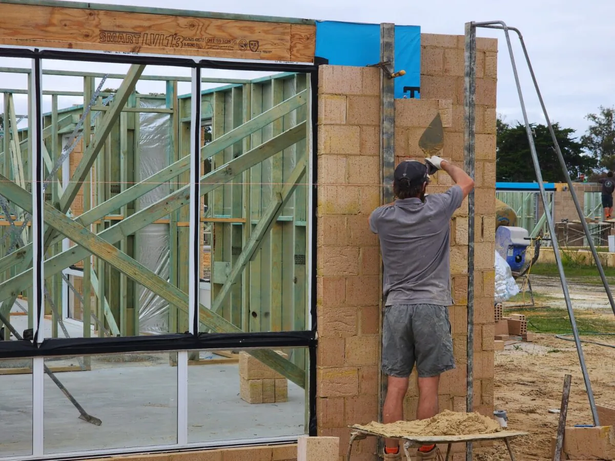 A bricklayer works on a new home in Albany, Western Australia, on July 5, 2024. (Susan Mortimer/The Epoch Times)