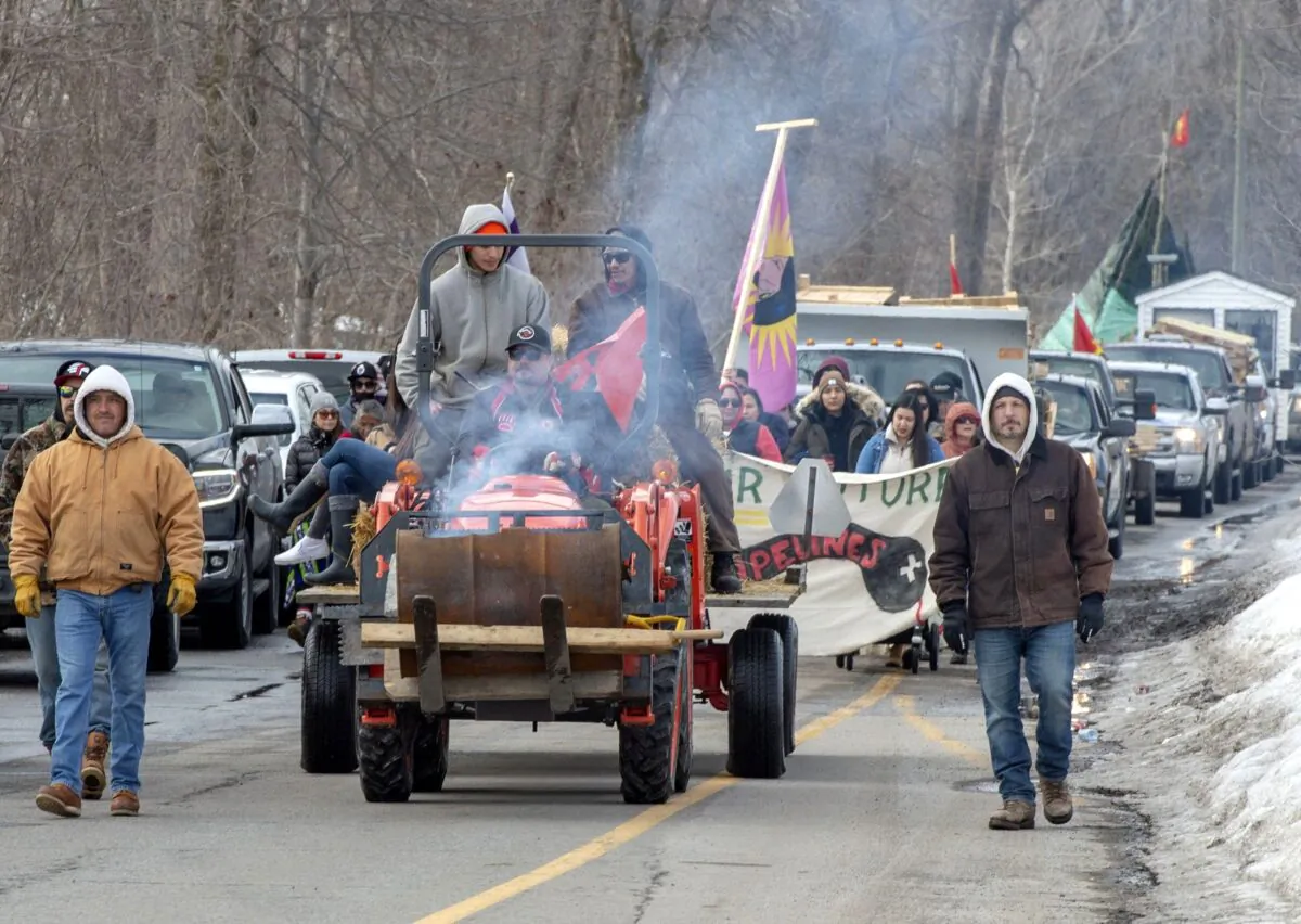 Members of the Mohawk community leave their blockade next to Canadian Pacific Railway tracks on March 5, 2020 in Kahnawake, Que. (The Canadian Press/Ryan Remiorz)