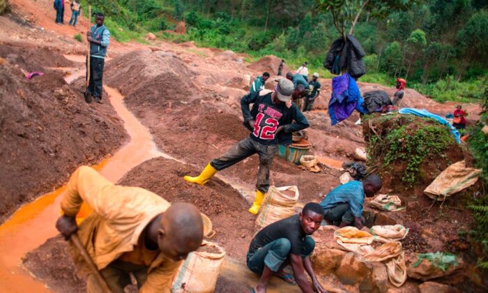People work at the Kalimbi cassiterite artisanal mining site north of Bukavu, in the Democratic Republic of Congo, on March 30, 2017. (Griff Tapper/AFP via Getty Images)