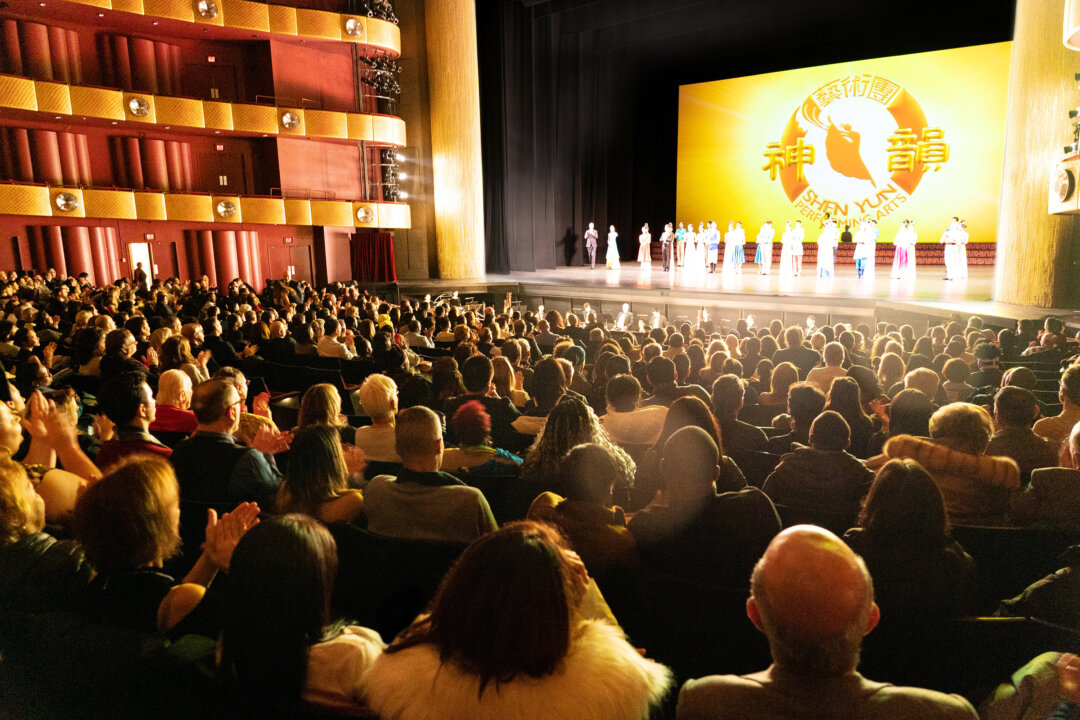 Shen Yun Performing Arts' curtain call at Lincoln Center in New York, on March 6, 2020. (Edward Dye/The Epoch Times)