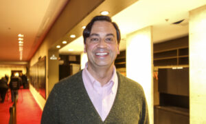 Shen Yun Moves Consultant With Its Commitment, Passion, Intensity