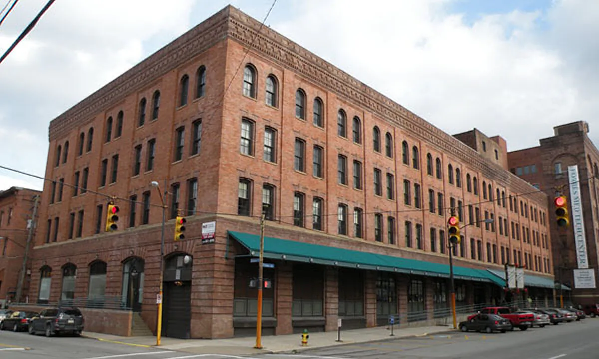 The Kaufmann's Department Store Warehouse located at 1401 Forbes Avenue in the Bluff neighborhood of Pittsburgh, Penn., on Dec. 4, 2009. (Lee Paxton/Wikimedia Commons)