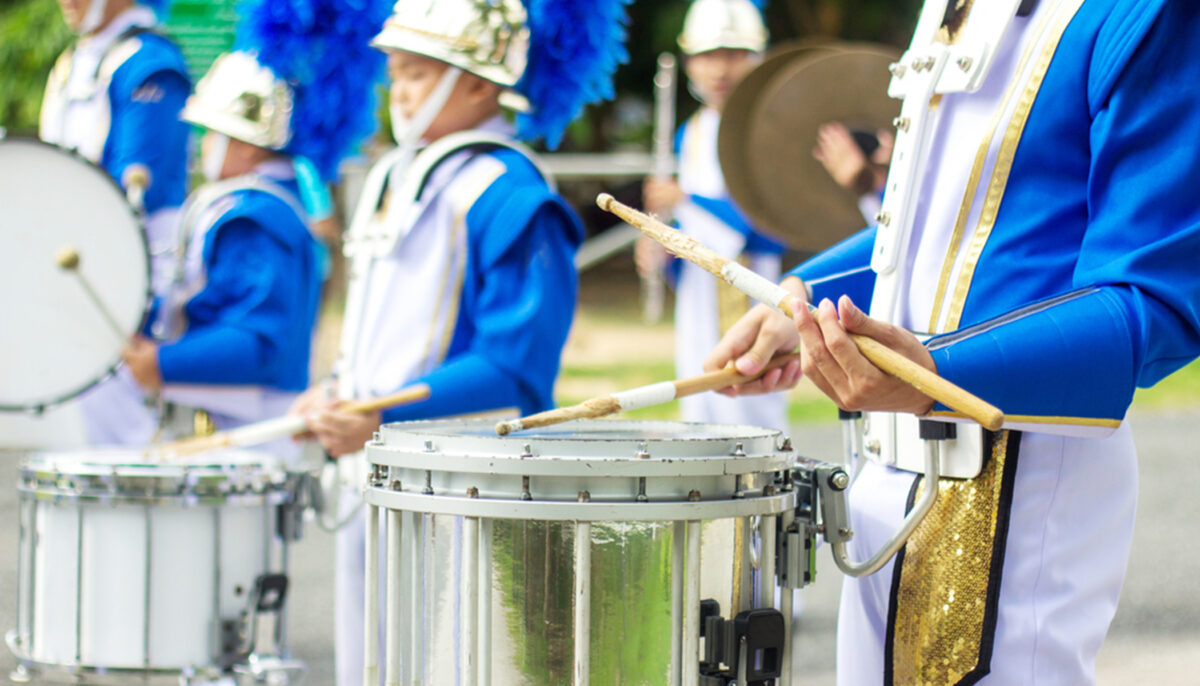 High School Drumline Puts on a Jaw-Dropping Performance Without Playing ...