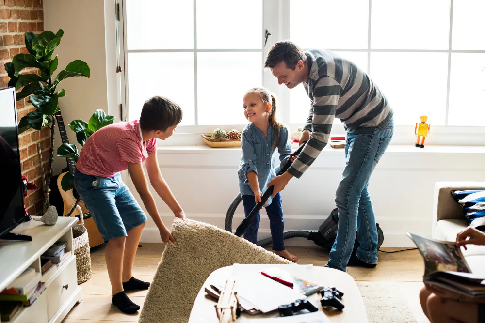 It's important to schedule weekly decluttering sessions in addition to the weekly cleaning. (Rawpixel.com/Shutterstock)