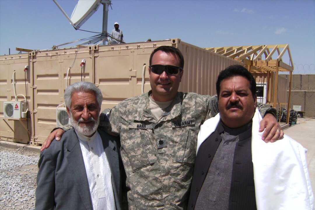 Scott Mann (C) with the hero Jabar Abdul (R).(Courtesy of Scott Mann)