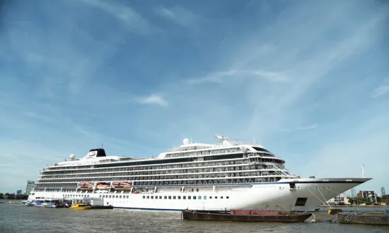 Biofoul Growth on Cruise Ship Strands Hundreds of Australians