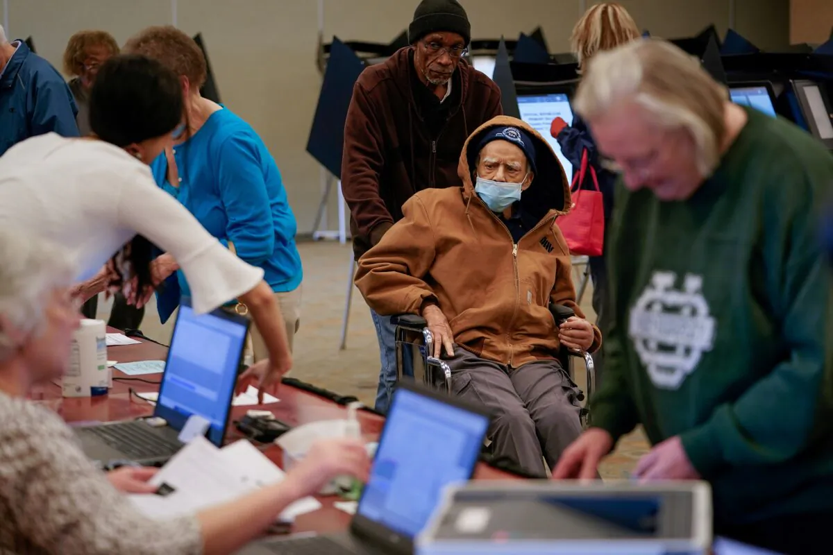 Robert Harrison, 96, arrives to vote while wearing a mask to prevent exposure to novel coronavirus, in Hamilton, Ohio, on March 12, 2020. (Bryan Woolston/Reuters)