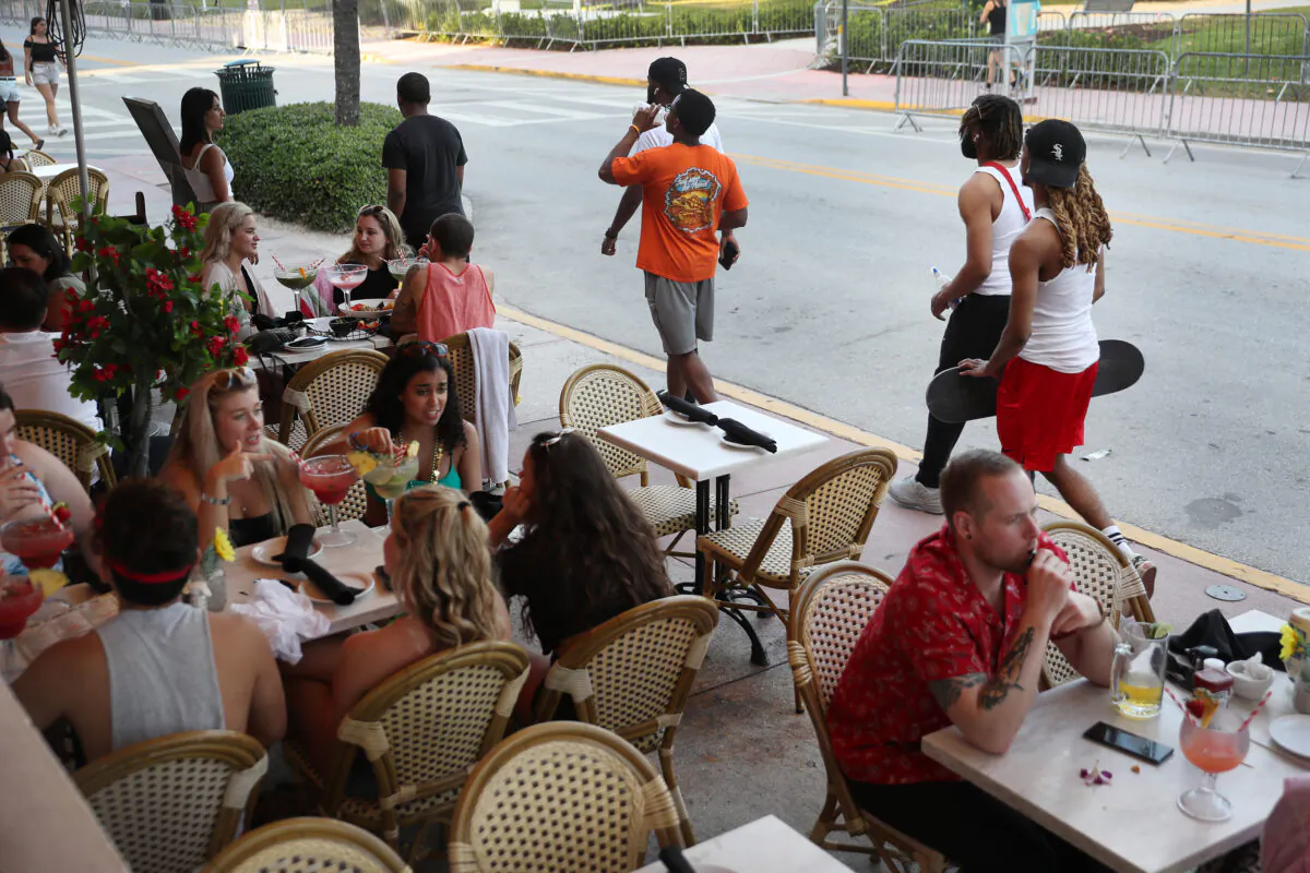 People eat at a restaurant along Ocean Drive in Miami Beach, Fla., on March 17, 2020. (Joe Raedle/Getty Images)