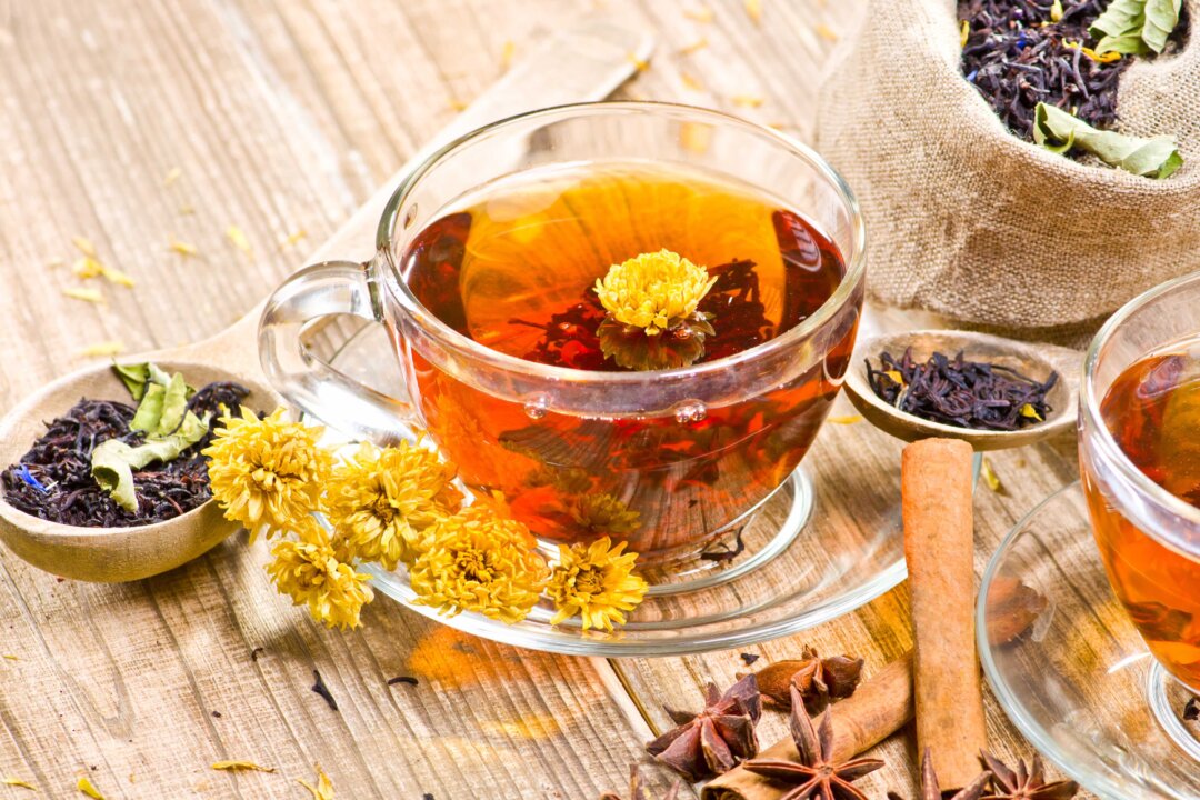 A cup of dandelion tea with ginger, cinnamon and apple cider vinegar first thing in the morning may help you better manage your blood sugar, energy, mood, cravings, weight, and overall performance.(Nik Merkulov/Shutterstock)