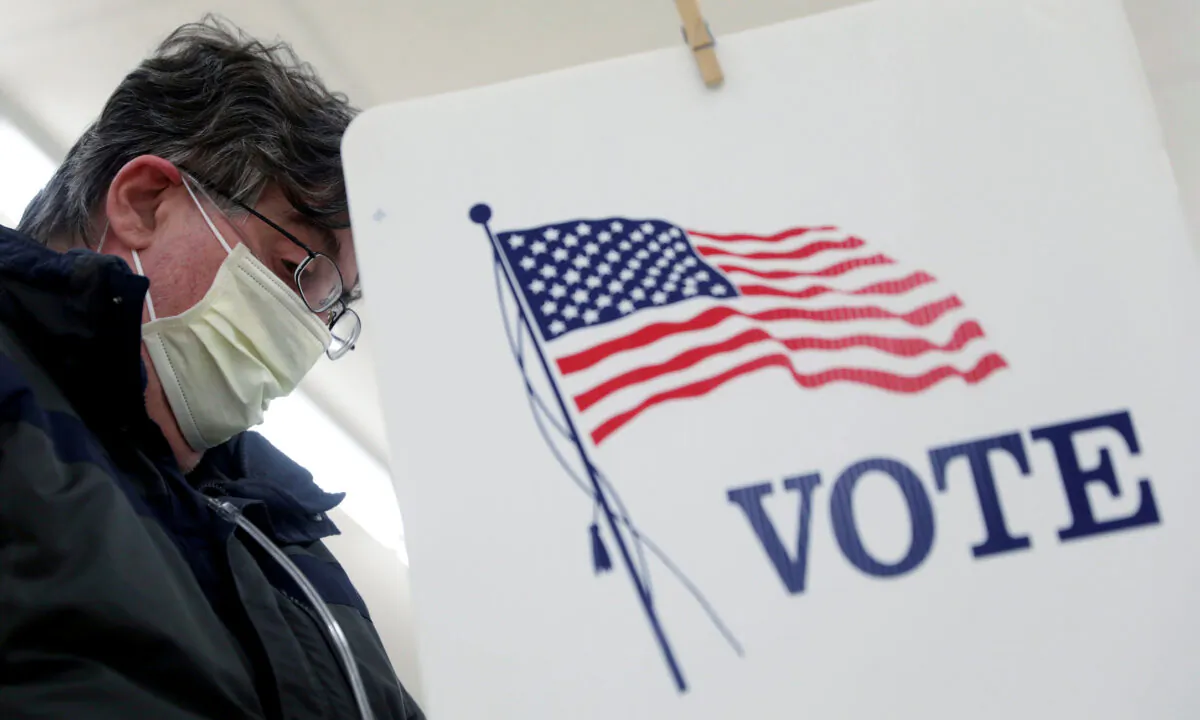 A voter fills out his ballot during the primary election in Ottawa, Ill., on March 17, 2020. (Daniel Acker/Reuters)