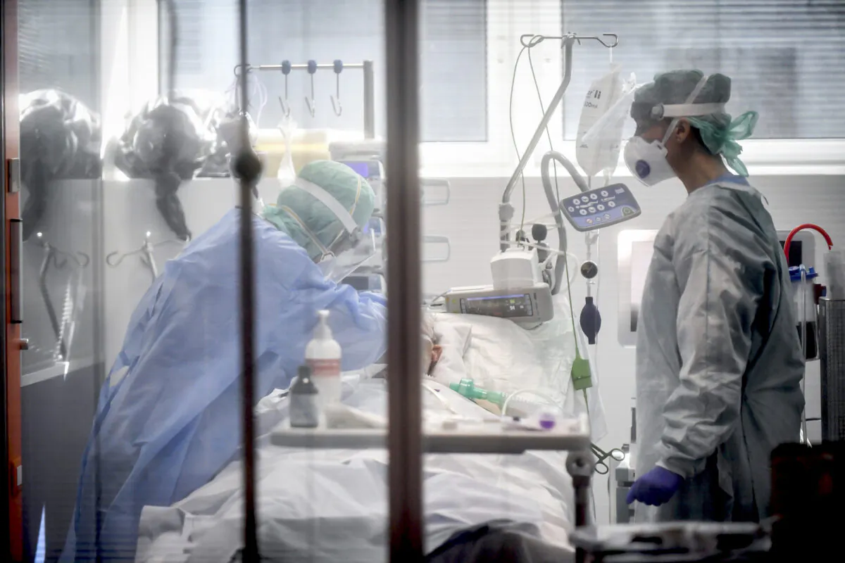 Medical personnel at work in the intensive care unit of the hospital of Brescia, Italy, on March 19, 2020. (Claudio Furlan/LaPresse via AP)