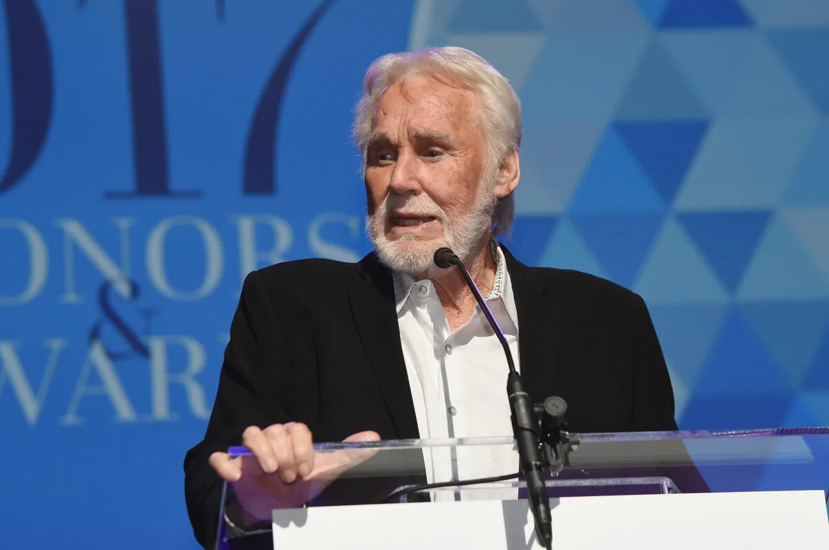 Hall of Fame Incuctee Kenny Rogers speaks onstage at the 2017 IEBA Honors & Awards in Nashville, Tenn., on Oct. 17, 2017. (Rick Diamond/Getty Images for IEBA)