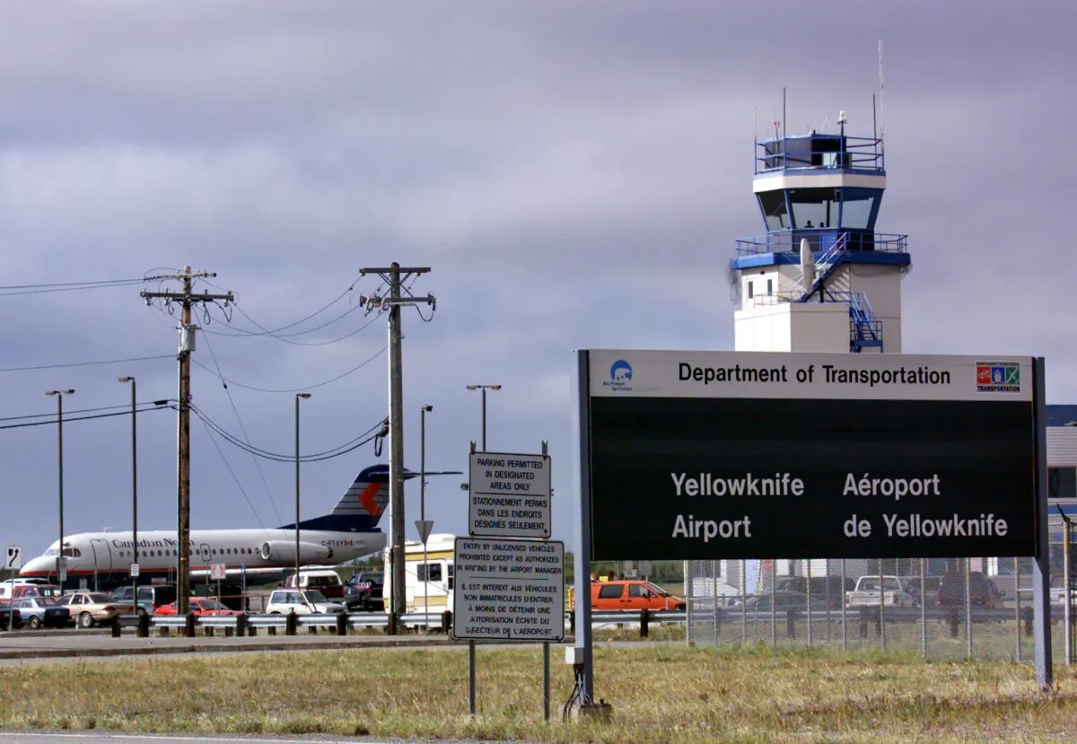 The control tower at Yellowknife Airport Aug. 21, 2001.(The Canadian Press/Chuck Stoody)