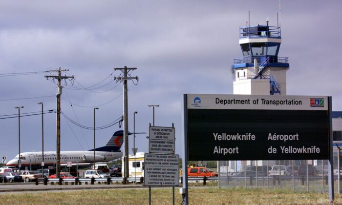 The control tower at Yellowknife Airport Aug. 21, 2001.(The Canadian Press/Chuck Stoody)
