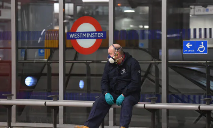 A member of the public wears a protective mask at a Tube station in London on March 25, 2020. (Alex Davidson/Getty Images)