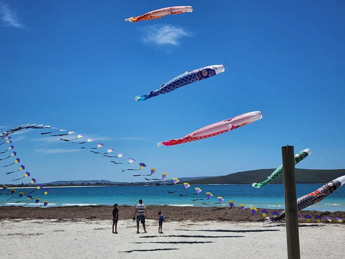 Kites and people are seen at a beach in Albany, Western Australia, on Jan. 26, 2024. (Susan Mortimer/The Epoch Times)