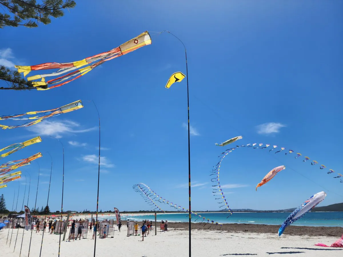 Kites and people are seen on a beach in Albany, Western Australia, on Jan. 26, 2024. (Susan Mortimer/The Epoch Times)
