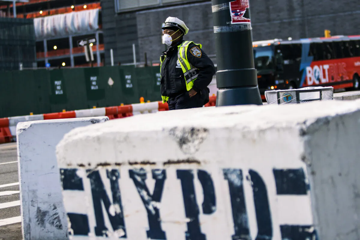 A New York Police officer wears a face mask as he directs traffic on a local street in New York City on March 27, 2020. (Eduardo Munoz Alvarez/Getty Images)