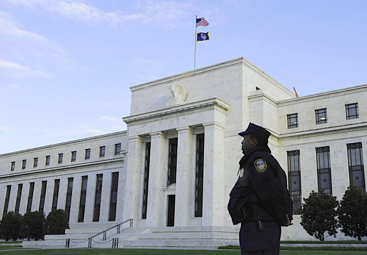 A US Federal Reserve officer stands watch in front of the Federal Reserve Building in Washigton, DC, on Oct. 29, 2008. (Karen Bleier/AFP/Getty Images)
